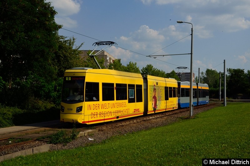 Bild: 1338-1303 als Linie 8 an der Haltestelle Grünau-Nord.