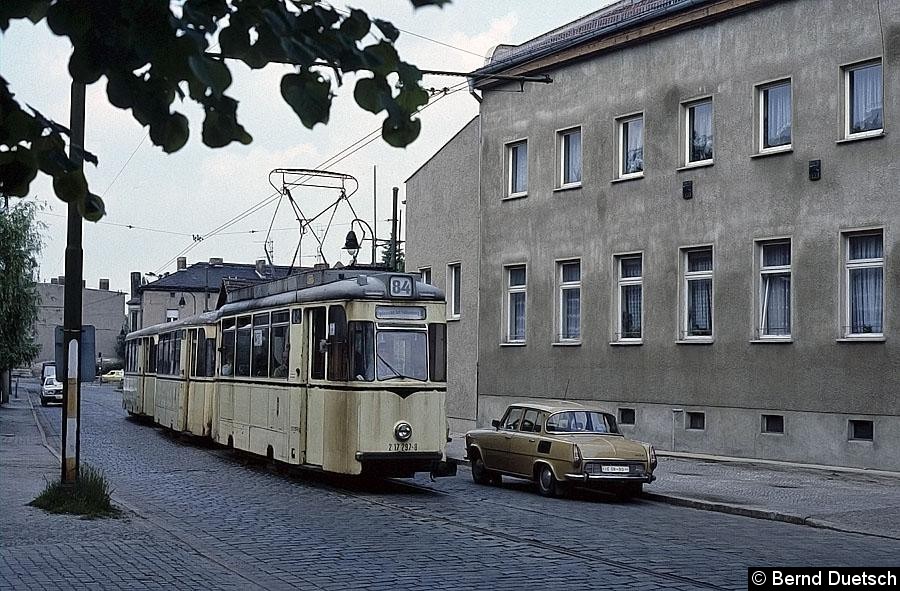 Bild: 1987 verkehrte die Straßenbahn noch nach Alt-Glienicke. Der Dreiwagenzug hat bald sein Endziel in Alt-Glienicke/Am Falkenberg erreicht.