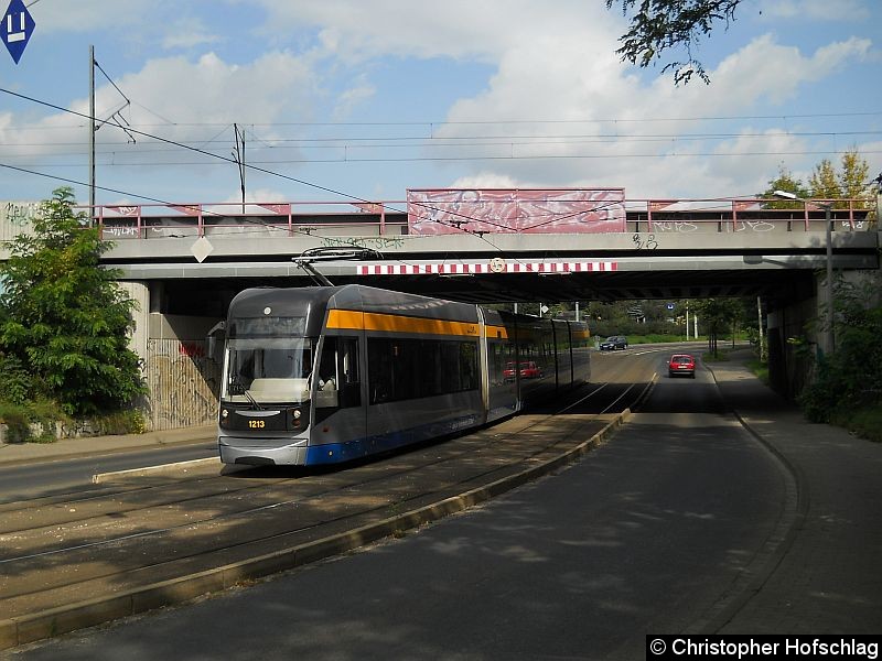 Bild: TW 1213 auf der Linie 7 in der Wurzer Straße.