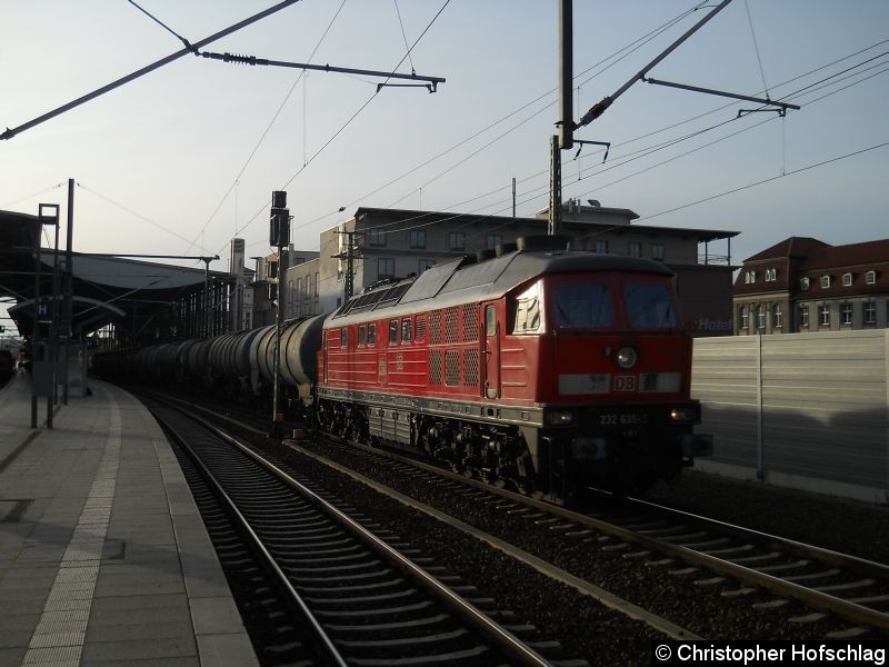 Bild: 232 635-3 mit einem Güterzug bei der Durchfahrt in Erfurter Hauptbahnhof.