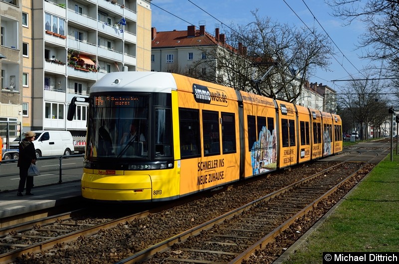 Bild: 8013 als Linie M4 an der Haltestelle Arnswalder Platz.