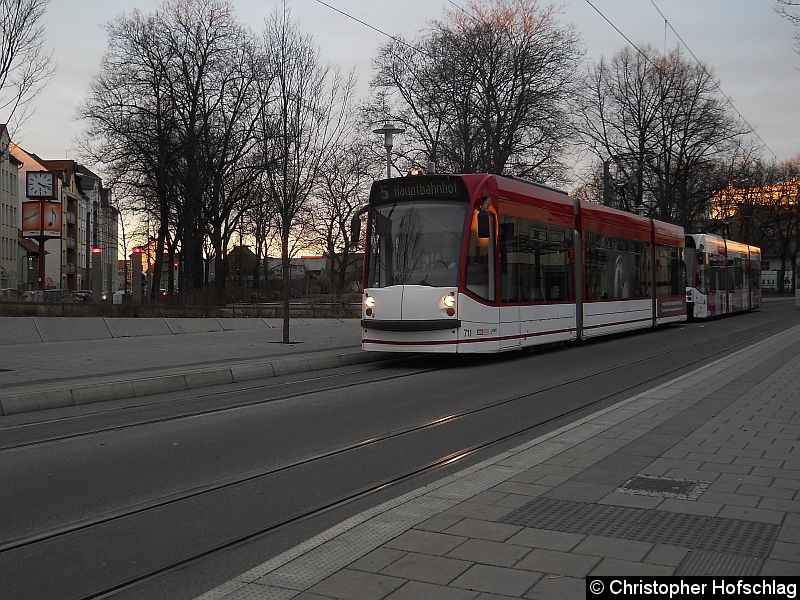 Bild: TW 711+705 auf der Linie 5 am Ilversgehofner Platz.