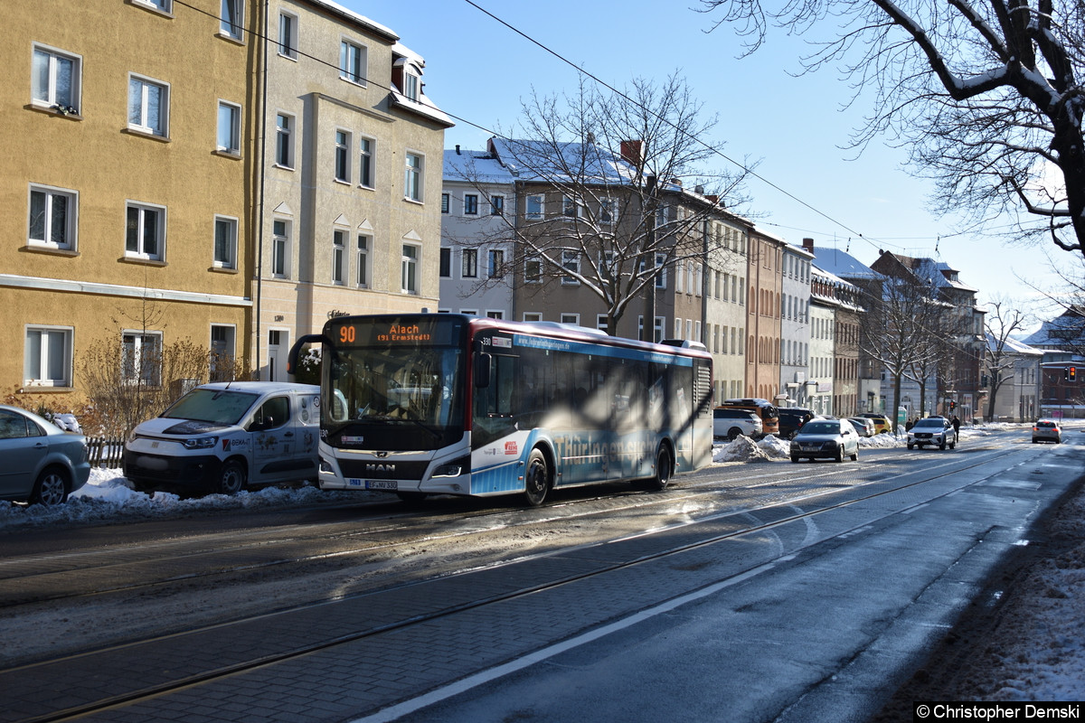 Wagen 330 als Linie 90 in Richtung Alach auf der Nordhäuser Straße.