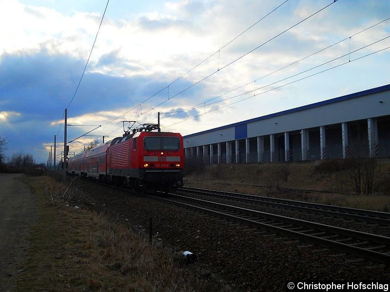 Bild: Auf der Strecke Eisenach-Halle, kurz vor dem Bahnhof Gotha mit einer weiteren 143 hinten dran.