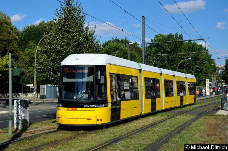 Bild: 4034 als Linie M8 beim Verlassen der Haltestelle Platz der Vereinten Nationen.