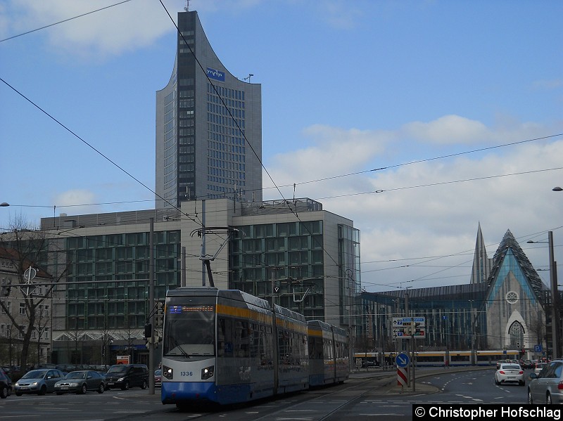 Bild: TW 1336+1303 kommend von Augustusplatz kurz vor der Haltestelle Johannisplatz.