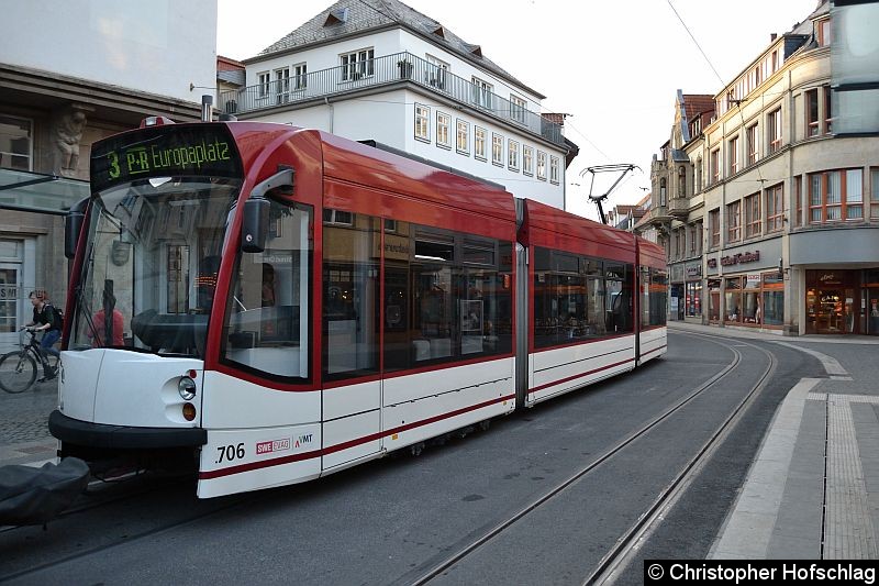 Bild: TW 706 als zweiter Wagen eine Combino (3-teiler) Traktion auf dem Fischmarkt.