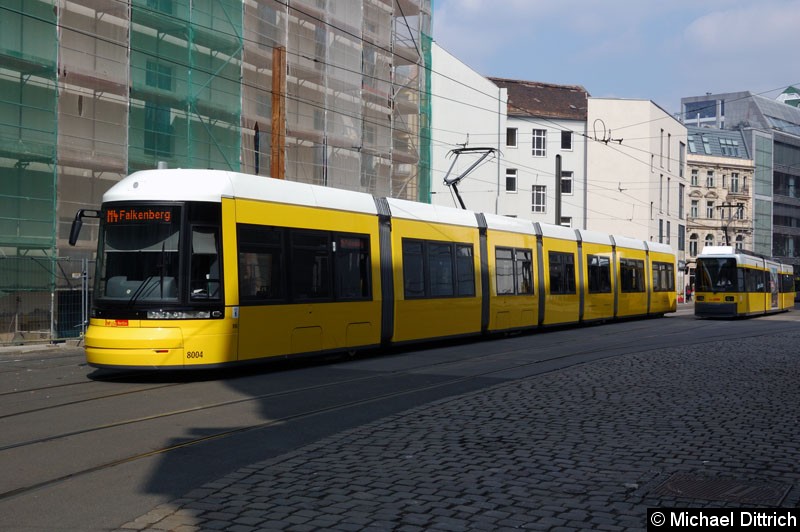 Bild: 8004 als Linie M4 in der Großen Präsidentenstr.