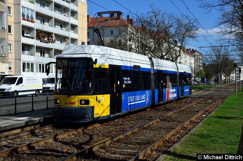 Bild: 2045 als Linie M10 an der Haltestelle Arnswalder Platz.