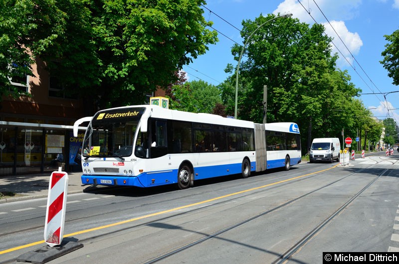 Bild: Für Ersatzverkehre wurde dieser Bustyp aus Amsterdam beschafft: Er ist ein Berkhof-Jonckheer auf ein Volvo B7LA Fahrgestell.
Auf dem Bild ist er an der Haltestelle Oberseestr. als SEV für die Linie M5.