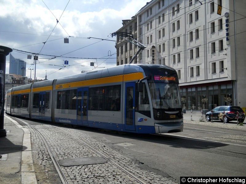 Bild: TW 1225 auf der Linie 11 an der Westseite des Hauptbahnhofes.