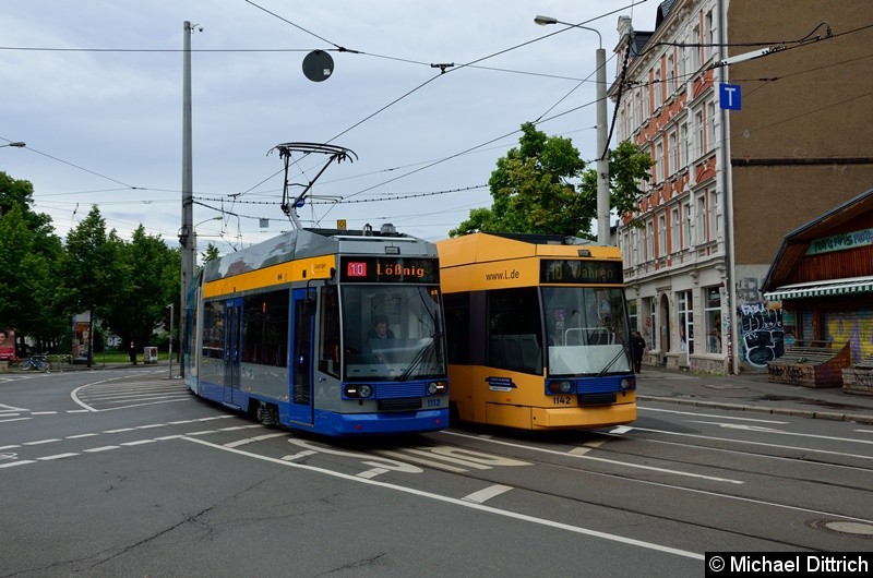 Bild: 1112 begegnet dem 1142 auf der Linie 10 am Connewitzer Kreuz.