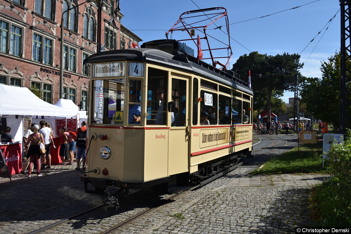 Tw 17 bei der Einfahrt in die Haltestelle Poststraße.