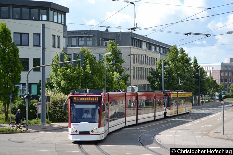 Bild: TW 624+712 als Linie 4 beim Verlassen der Haltestelle Büropark Airfurt in Richtung Haltestelle Flughafen.