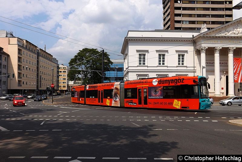 Bild: TW 233 der Straßenbahnlinie 12 auf der Kreuzung Lang Straße/Schöne Aussicht kurz vor der Brücke Ignatz-Bubis-Brücke.