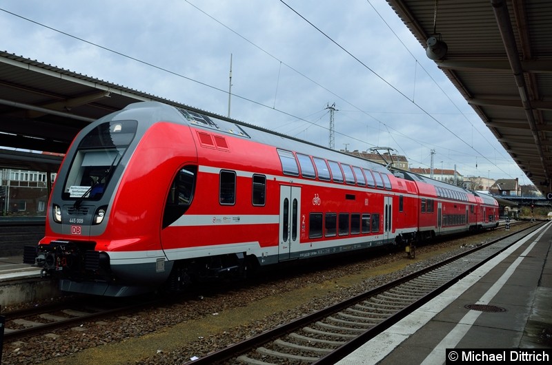 Mit etlichen Jahren Verspätung bekommt die DB Regio in Berlin/Brandenburg ihre bestellten Twindex.
Hier der 445 009 bei einer Probefahrt im Fahrgastverkehr als RB 24 im Bahnhof Berlin-Lichtenberg.