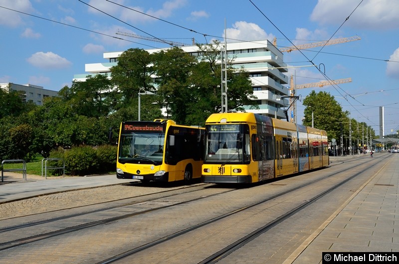 Bild: Bus 9101 als Linie 94 und Straßenbahn 2589 als Linie 44 an der Haltestelle Webergasse.