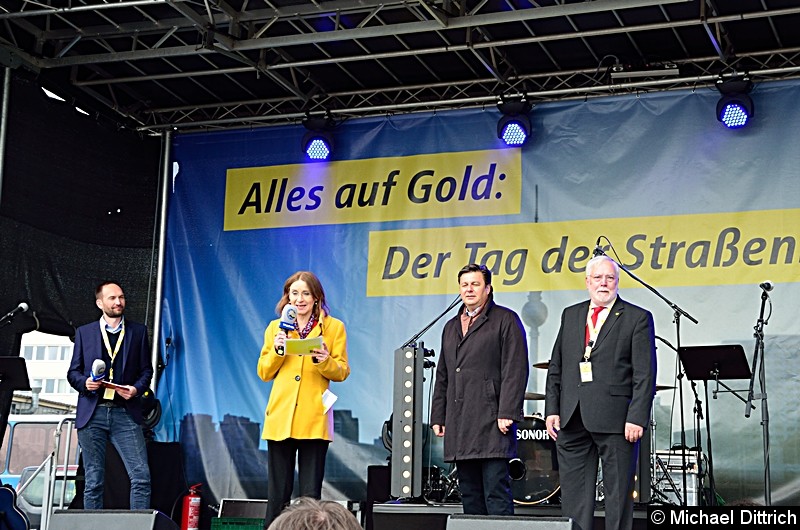 Bild: Eröffnung der EM durch Dr. Sigrid Evelyn Nikutta (Vorstandsvorsitzende der BVG), Andreas Geisel (Senator für Verkehr, mitte) und Klaus-Dietrich Matschke (Bereichsleiter Straßenbahn, rechts).