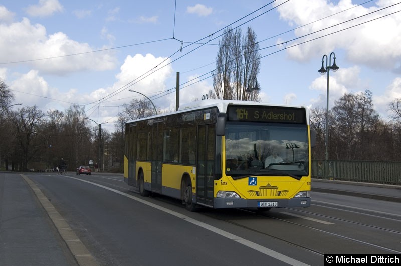 Bild: 1318 als Linie 164 auf der Dammbrücke.