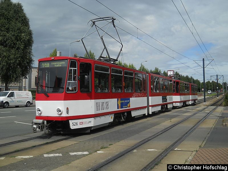 Bild: TW 526+405 auf der Linie 1 an der Kreuzung Moskauer Straße/Nordhaüser Straße am Thüringen Park.