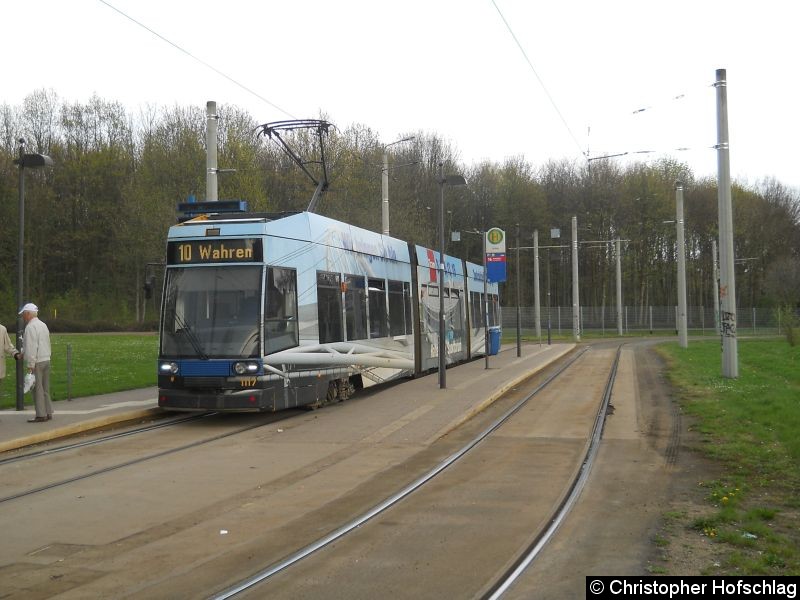 Bild: TW 1117 auf der Linie 10 in Lößnig und warte auf seine Weiterfahrt nach Wahren.