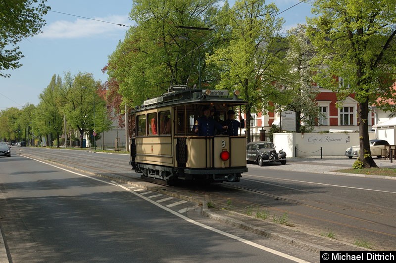 Bild: Wagen 9 bei der Ankunft vor der Haltestelle Glienicker Brücke.