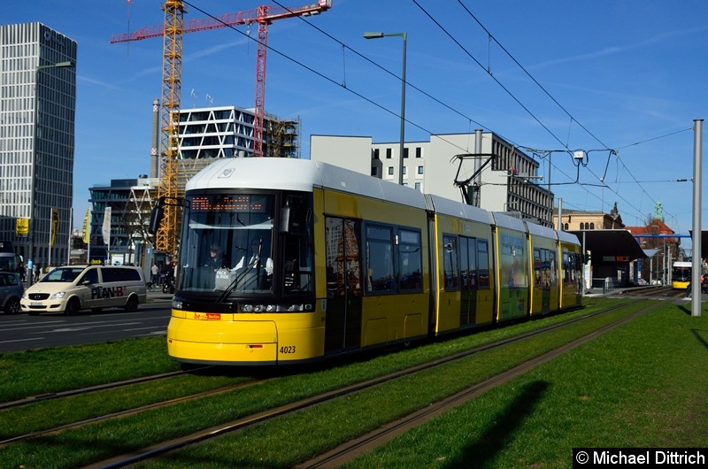 Bild: 4023 als Linie M10 kurz hinter der Haltestelle Hauptbahnhof.