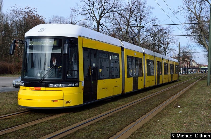 Bild: 9021 als Linie M4 kurz vor der Haltestelle Greifswalder Str./Danziger Str.