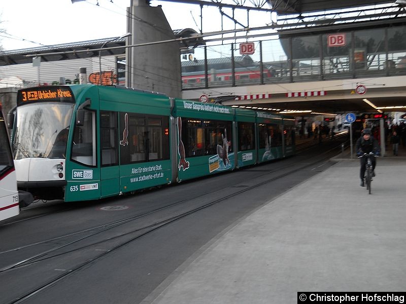 Bild: TW 635 als zweiter Wagen auf der Stadtbahnlinie 3 auf dem Weg zum Urbicher Kreuz.