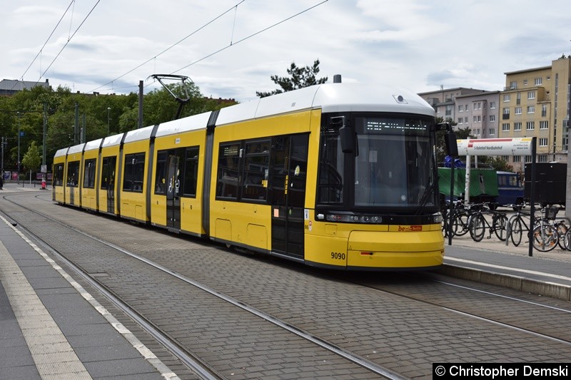TW 9090 an der Haltestellee S-Nordbahnhof beim Fahrgastwechsel.