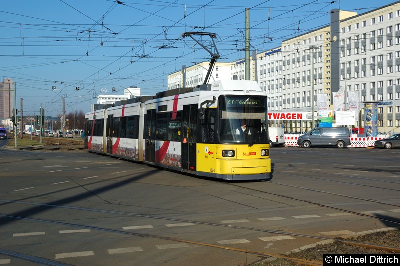 Bild: 1074 als Linie 27 auf der Kreuzung Allee der Kosmonauten/Rhinstr.