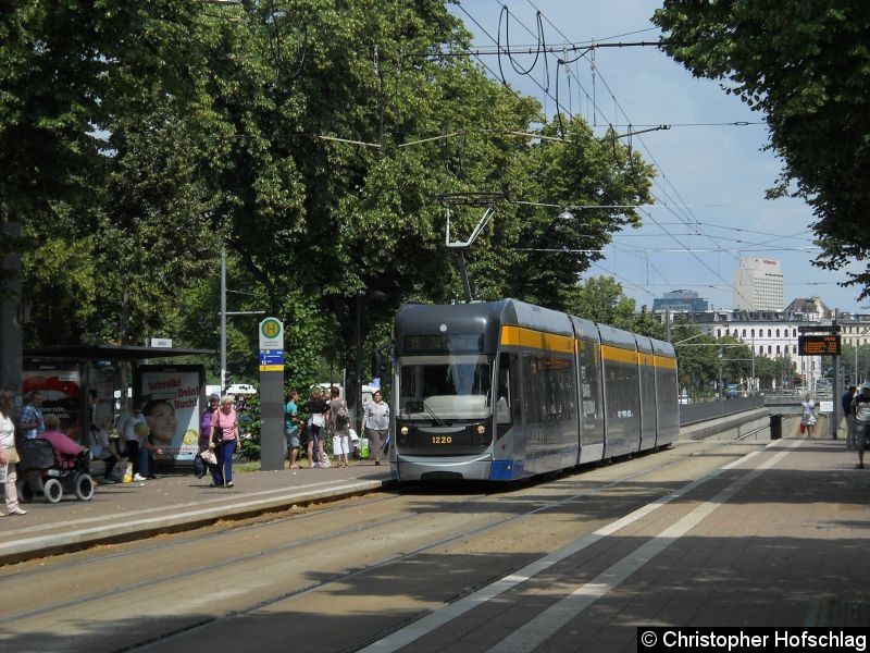Bild: TW 1220 bei der Einfahrt in die Haltestelle Sportforum .