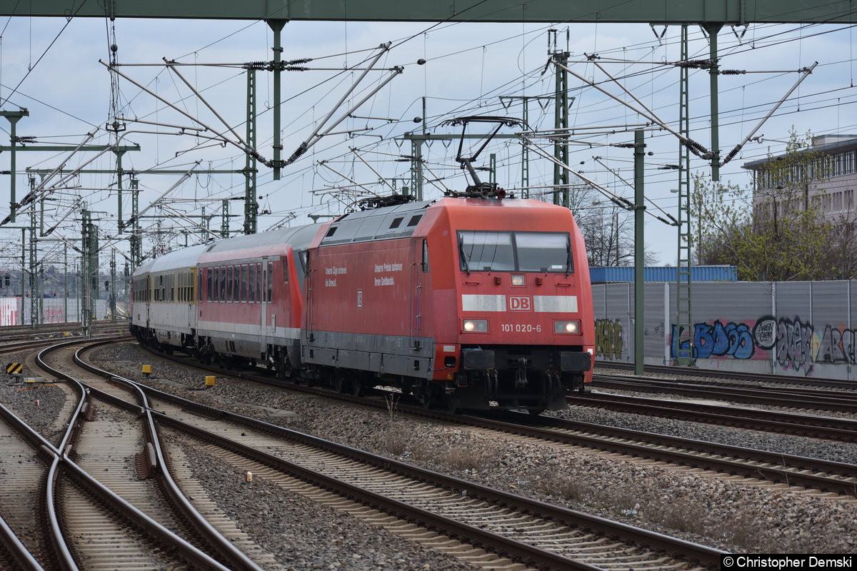 Bild: 101 020-6+Systemtechnikzug+193 965 bei der Durchfahrt in Erfurt Hauptbahnhof.