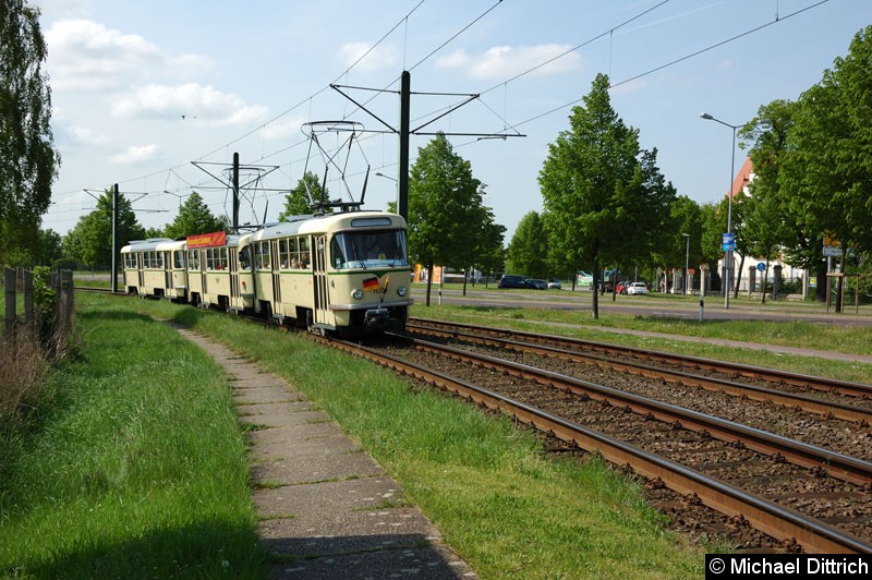 Bild: Wagen 1001 + 1120 + 2002 als Linie 3 anlässlich 30 Jahre Strecke nach Olvenstedt: Hier zwischen den Haltestellen Rennetal und Albert-Vater-Str.