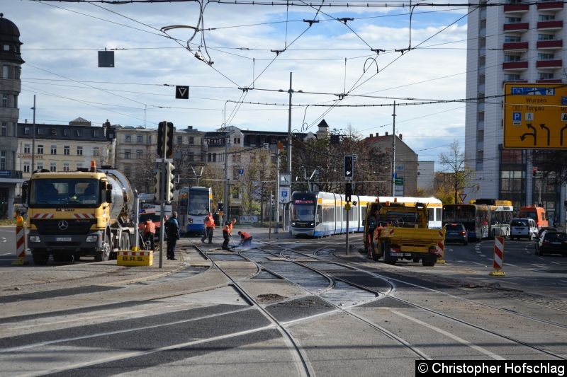 TW 1305+1314(links)Linie 7 und TW 1230(rechts)Linie 16 in Beriech Hauptbahnhof warten das Sie ihre Fahrt fortsetzen dürfen. Bild: TW 1305+1314(links)Linie 7 und TW 1230(rechts)Linie 16 in Beriech Hauptbahnhof warten das Sie ihre Fahrt fortsetzen dürfen.