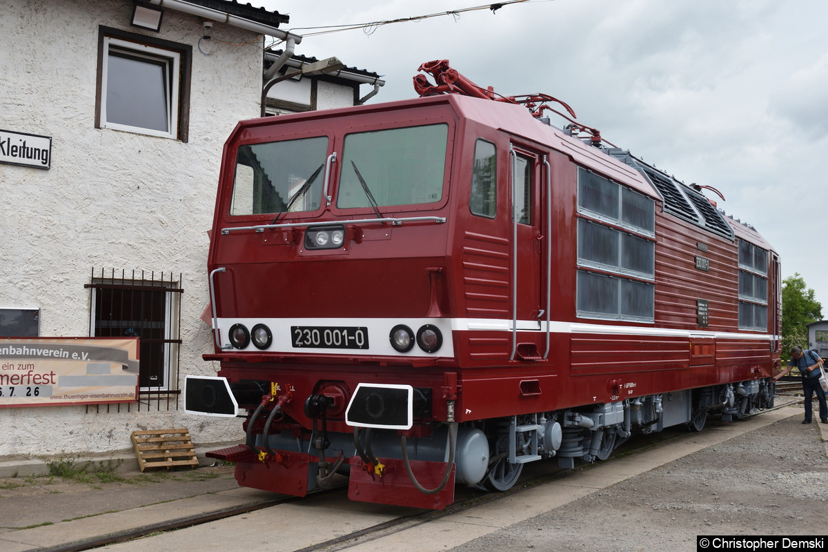 230 001-0 steht auf den Gelände des Eisenbahnmuseum Weimar.