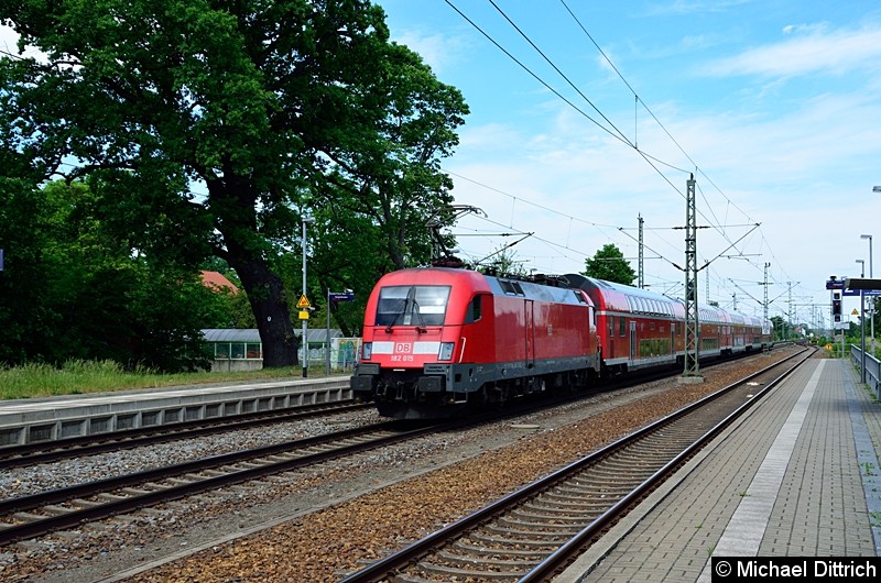 Bild: Nach der Mittagspause in Gräfenhainichen:
182 015 schiebt ihren Sonderzug nach Pratau.