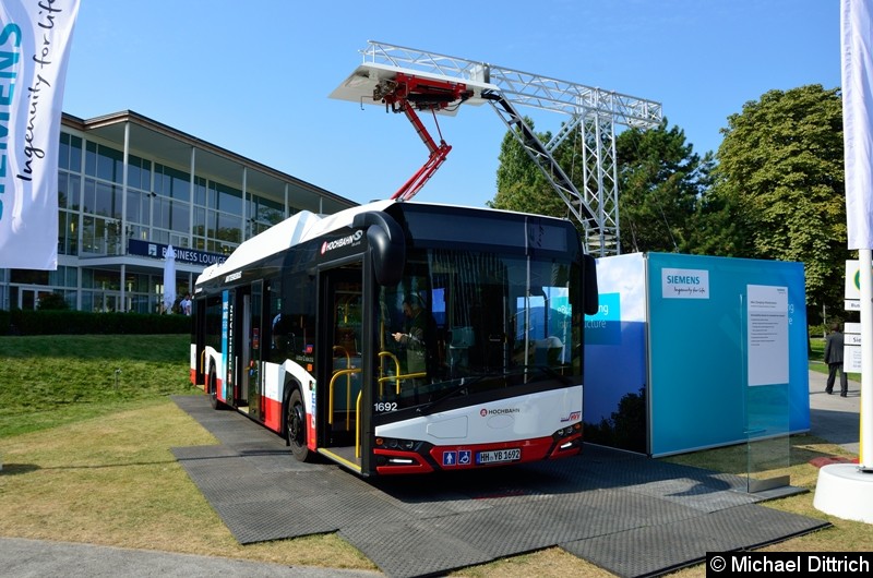 Bild: Das ist ein E-Bus der für Hamburg bestimmt ist. Der Bügel ist nicht auf dem Fahrzeug, sondern am Mast. Beim Ablegen geht dieser nach oben.