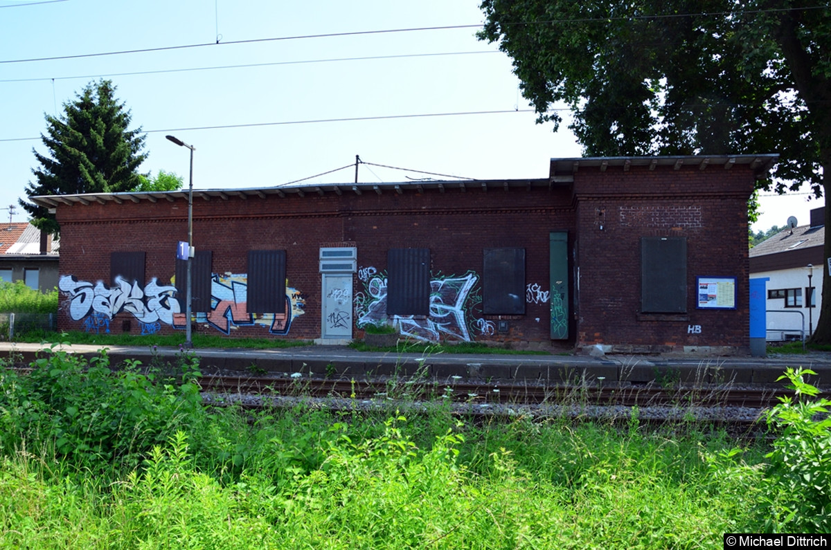 Das Bahnhofsgebäude von der Bahnseite. Rechts im Vorbau saß einmal ein Fahrdienstleiter.