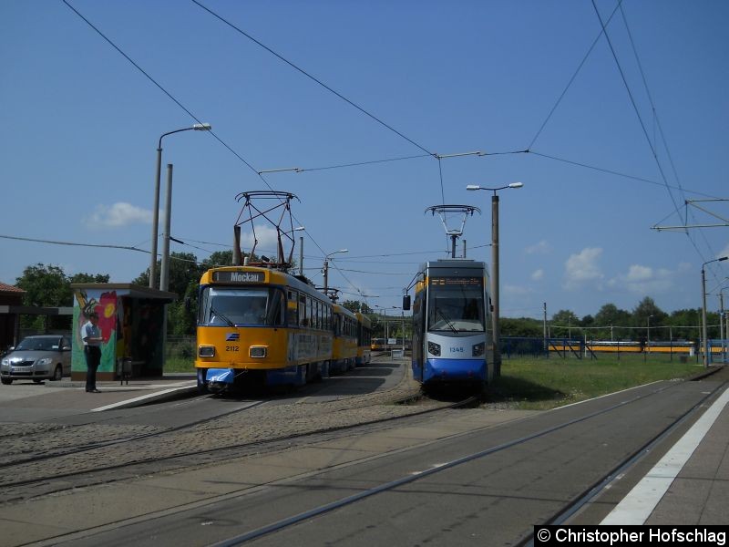 Bild: Die T4D Traktion 2121+2047+917 der Linie 1 nach Mockau und Leoliner 1345 der Linie 2 nach Naunhofer Straße an der Abfahrtshaltestelle Lausen.