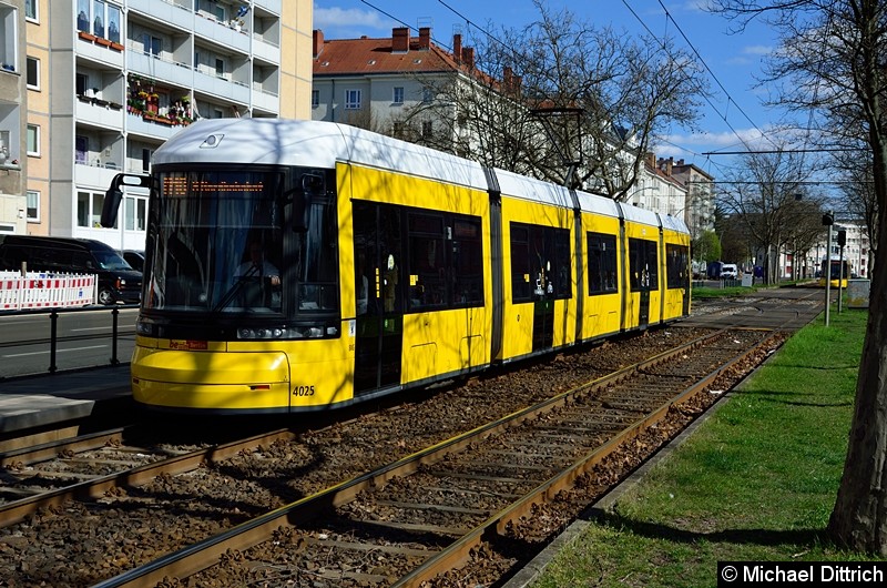 Bild: 4025 als Linie M10 an der Haltestelle Arnswalder Platz.