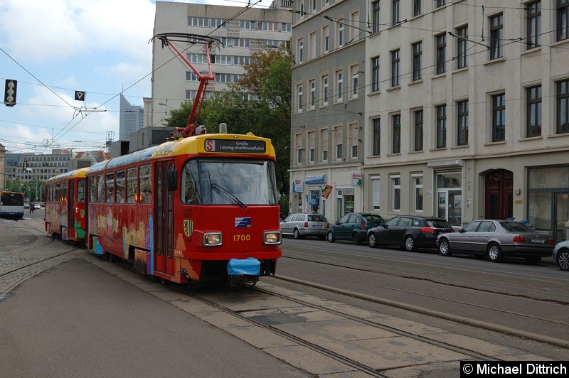 Bild: 1700 mit seinem Beiwagen als Stadtrundfahrt bei der Einfahrt in die Wendestelle Hauptbahnhof.