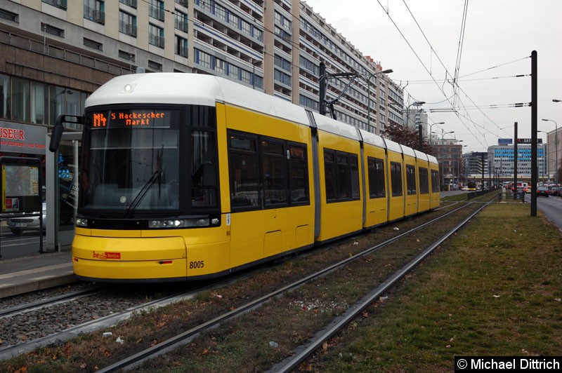 Bild: 8005 als Linie M4 an der Haltestelle Spandauer Str./Marienkirche.