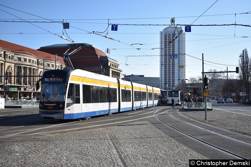 Bild: TW 1202 als Linie 15 beim Verlassen der Haltestelle Hauptbahnhof