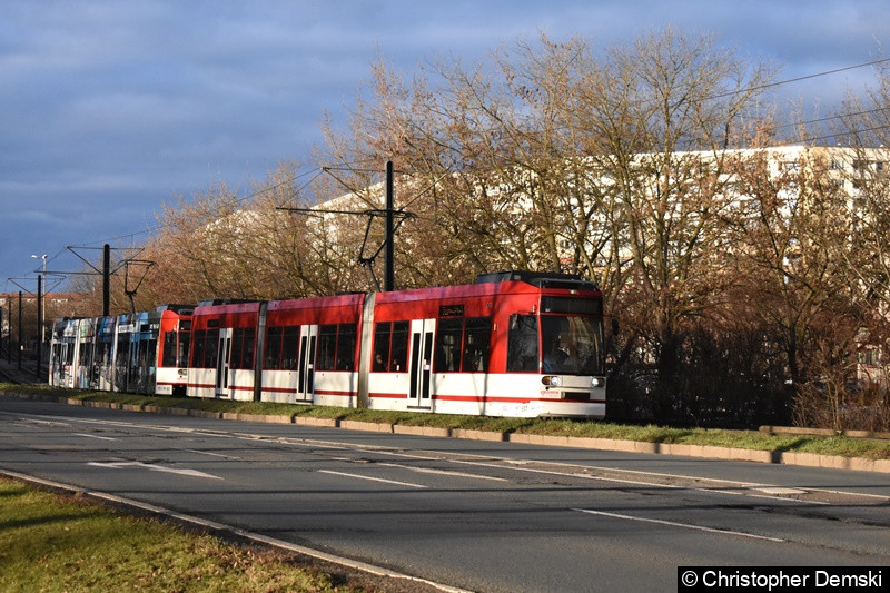 Bild: TW 611+605 als Linie 3 zwischen den Haltestellen Thüringen-Park und Straße der Nationen.