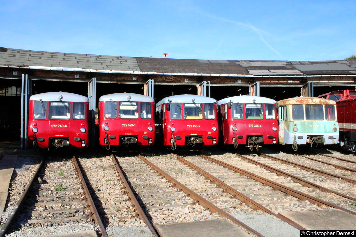 972 749-6,772 149-1,772 158-2,772 345-4 und 772 201-0 stehen vor den Lokschuppen im BW Weimar.