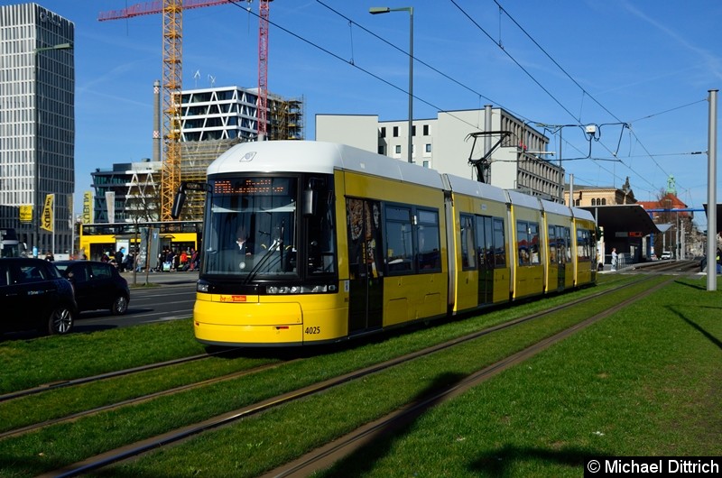 Bild: 4025 als Linie M10 kurz hinter der Haltestelle Hauptbahnhof.