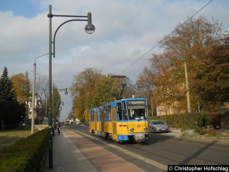 Bild: TW 305 auf der Linie 1 in der Bahnhofstraße.