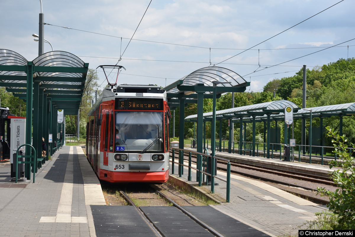Tw 653 als Linie 2 an der Haltestelle Kröllwitz.
