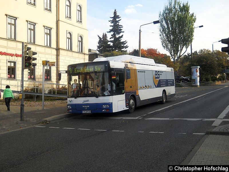 Bild: Bus 100 in der Huttenstraße.